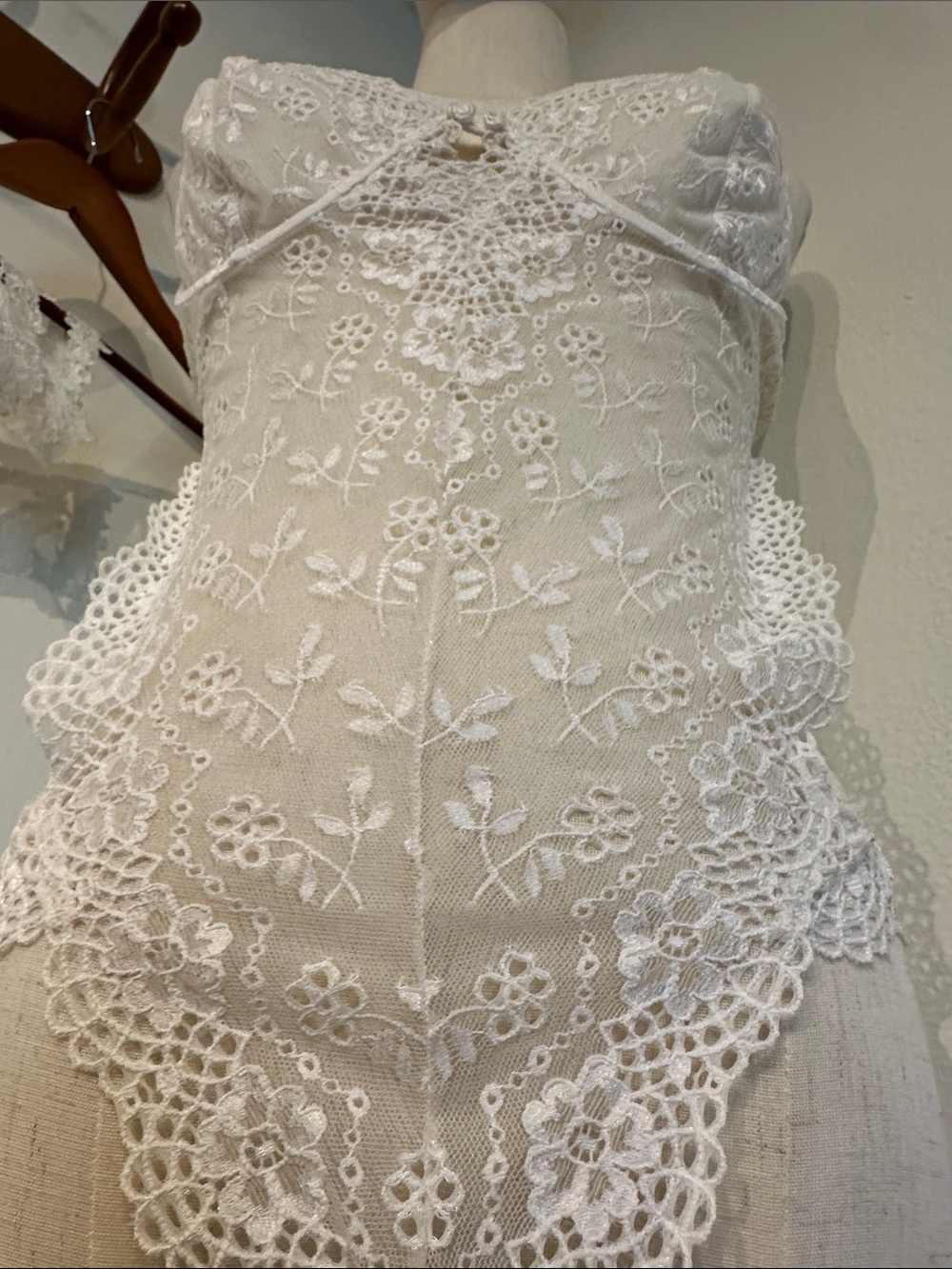 Delicate White Lace Bridal Lingere with Floral Embroidery and two lace garter - Picture 8 of 9